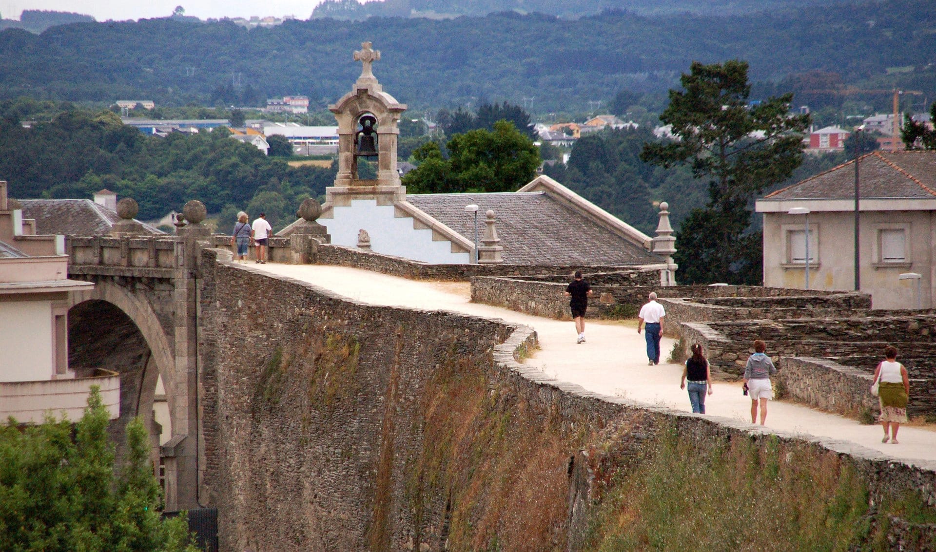 Tường thành La Mã ở Lugo là hệ thống tường thành được xây dựng trong thế kỷ thứ 3 và hầu như vẫn còn nguyên vẹn cho tới tận ngày nay. Hệ thống kéo dài trên 2 km xung quanh trung tâm lịch sử của Lugo ở Galicia. Các công sự và hệ thống tường thành của Lugo đã được ghi vào danh sách Di sản thế giới của UNESCO vào cuối năm 2000 với tính chất là một "ví dụ tốt nhất của pháo đài La mã ở Tây Âu".
