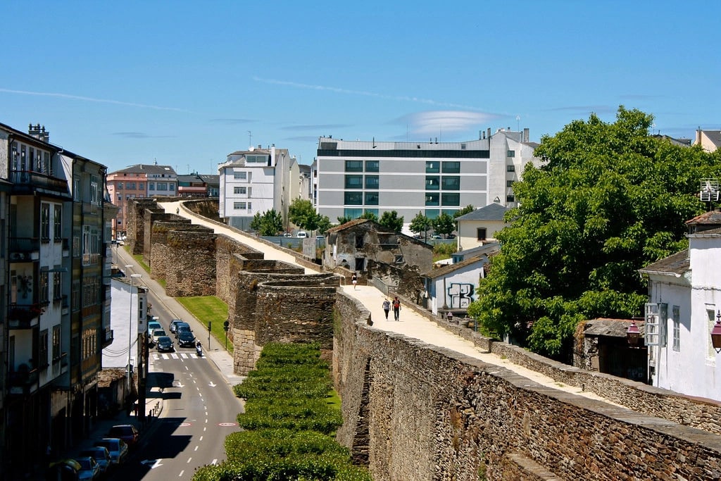 Các bức tường cũng đã trở thành di tích quốc gia ở Tây Ban Nha kể từ năm 1921. Ngày nay, trên các bức tường có một lối đi cho phép du khách đi dạo dọc theo toàn bộ chiều dài. Từ việc hệ thống tường ở Lugo được ghi vào danh sách Di sản thế giới vào năm 2000, thị trấn này đã nắm giữ một lễ hội được tổ chức hàng năm gọi là Arde Lucus để kỷ niệm quá khứ La Mã.